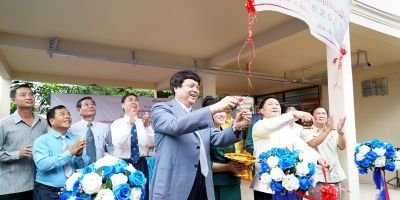 赵主席会见老挝省长及参加剪彩仪式 800